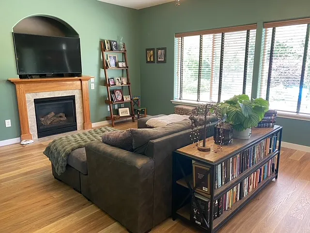 4 bed, 2100 sqft, $3,200 — Photo 4