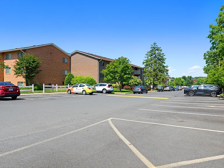 Gainsborough Court Apartments — Photo 48