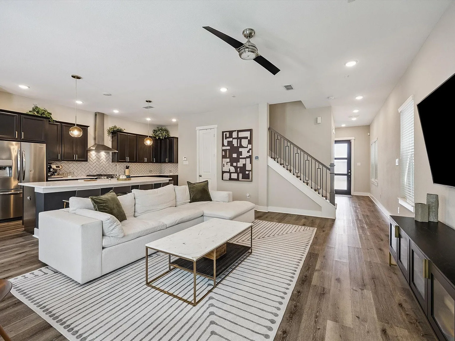 3 bed, 2.5 bath, 2209 sqft, $3,900 — Photo 4