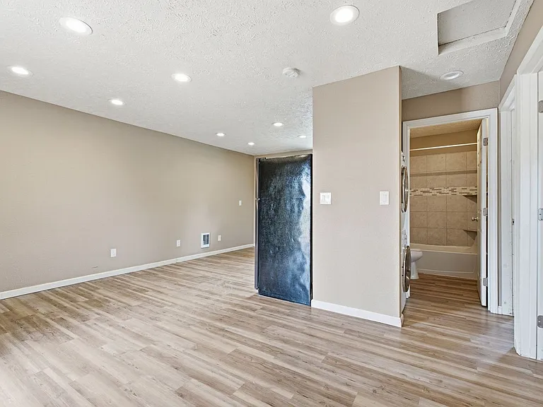 321 E Grace St — Photo 5