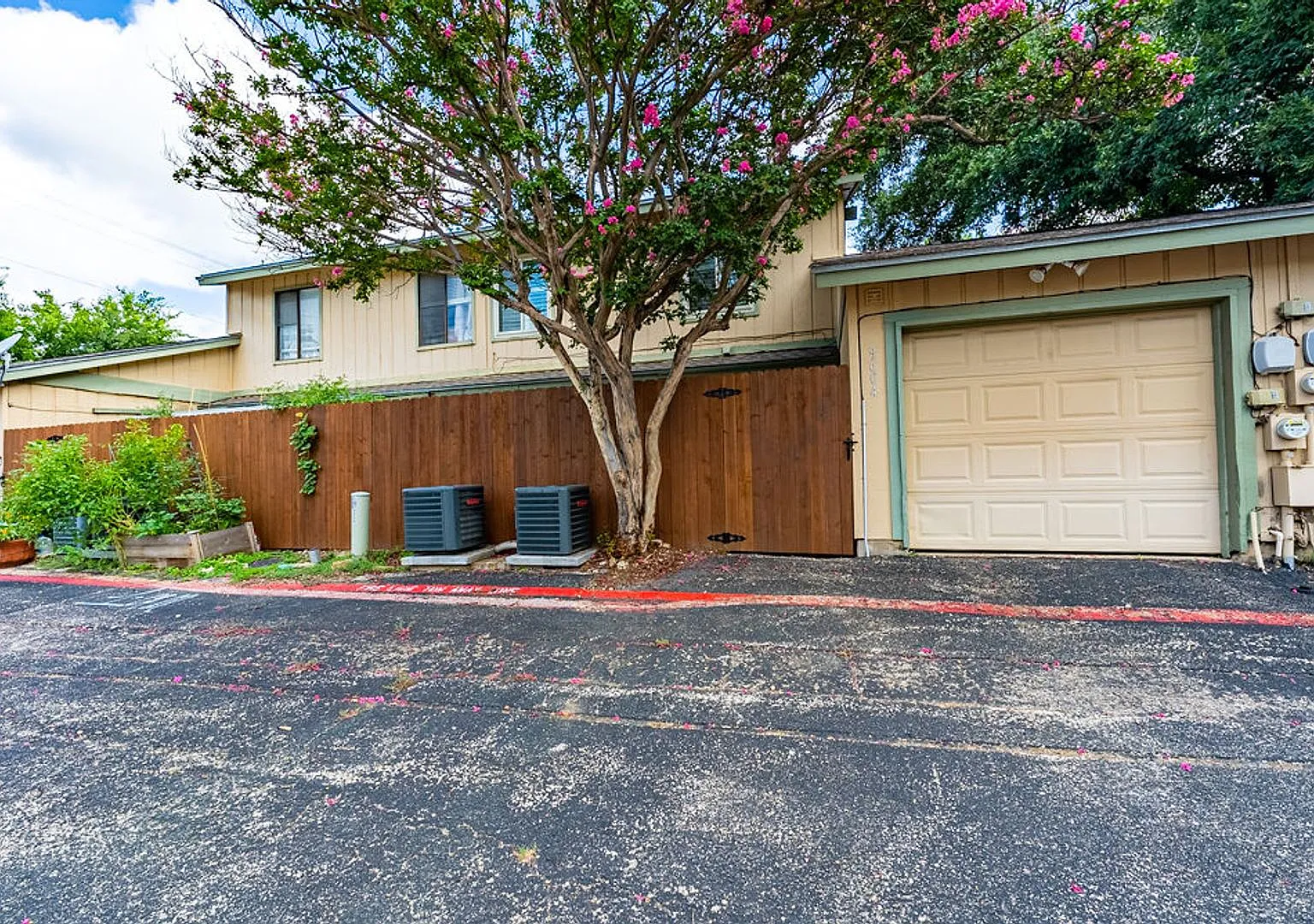 Charming 3 bedroom, 1.5 bathroom Located in North Austin! — Photo 3