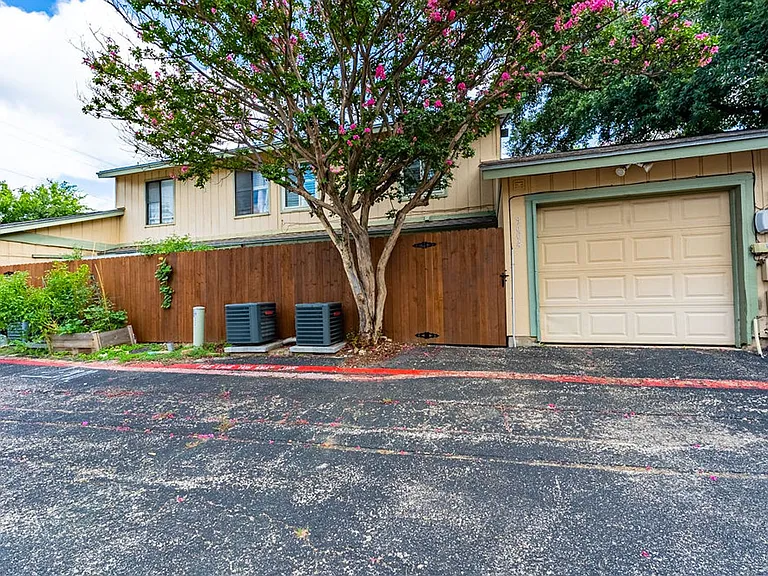 9604 Blue Creek Ln — Photo 3