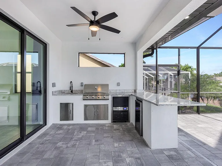 2107 SW 39th St — Photo 3