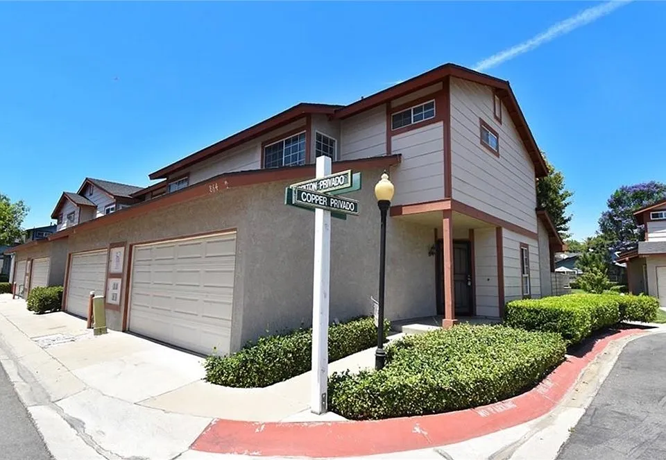 864 Carlton Privado