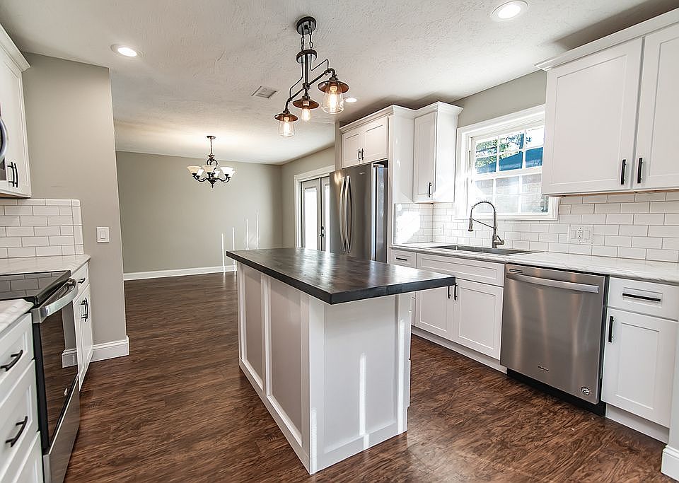 1st image of 810 NW Clubview Cir