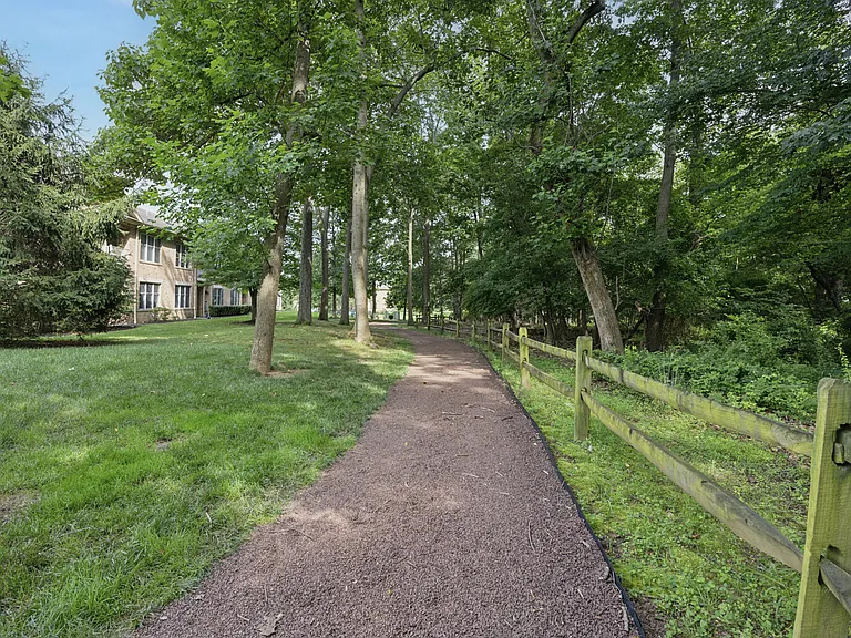 Heritage Court — Photo 23