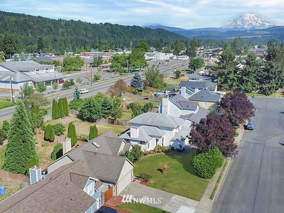 Close to Schools and Safeway!