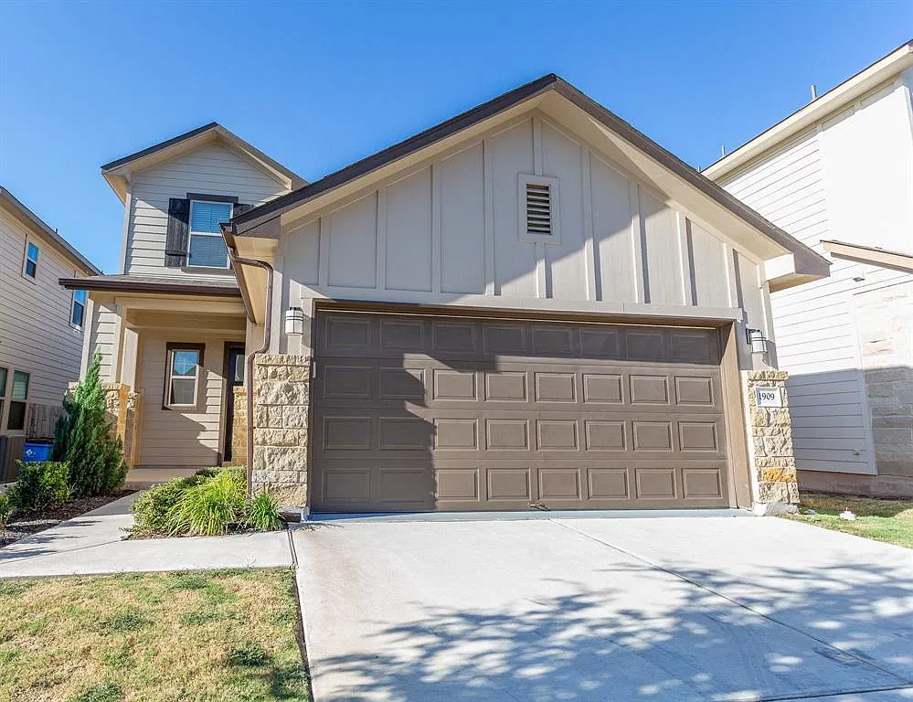 3 bed, 2.0 bath, 1733 sqft, $2,065 — Photo 1