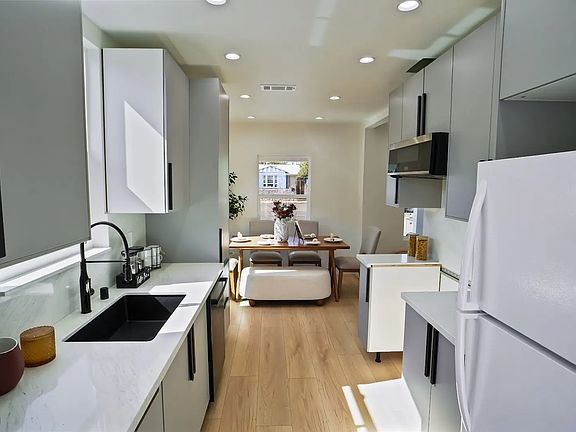 5th image of 1636 N Buena Vista St #1