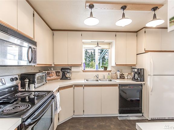 5th image of 2312 174th St E