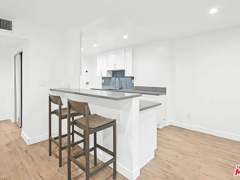 136 S Palm Dr #103 — Photo 4