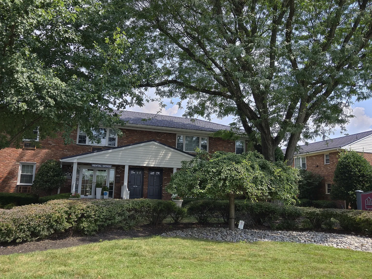 LAWRENCEVILLE GARDEN APARTMENTS AND TOWNHOMES — Photo 2