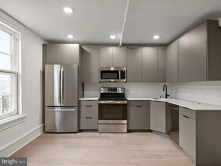 1308 State St #6 — Photo 1