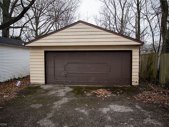 5th image of 843 Caledonia Ave