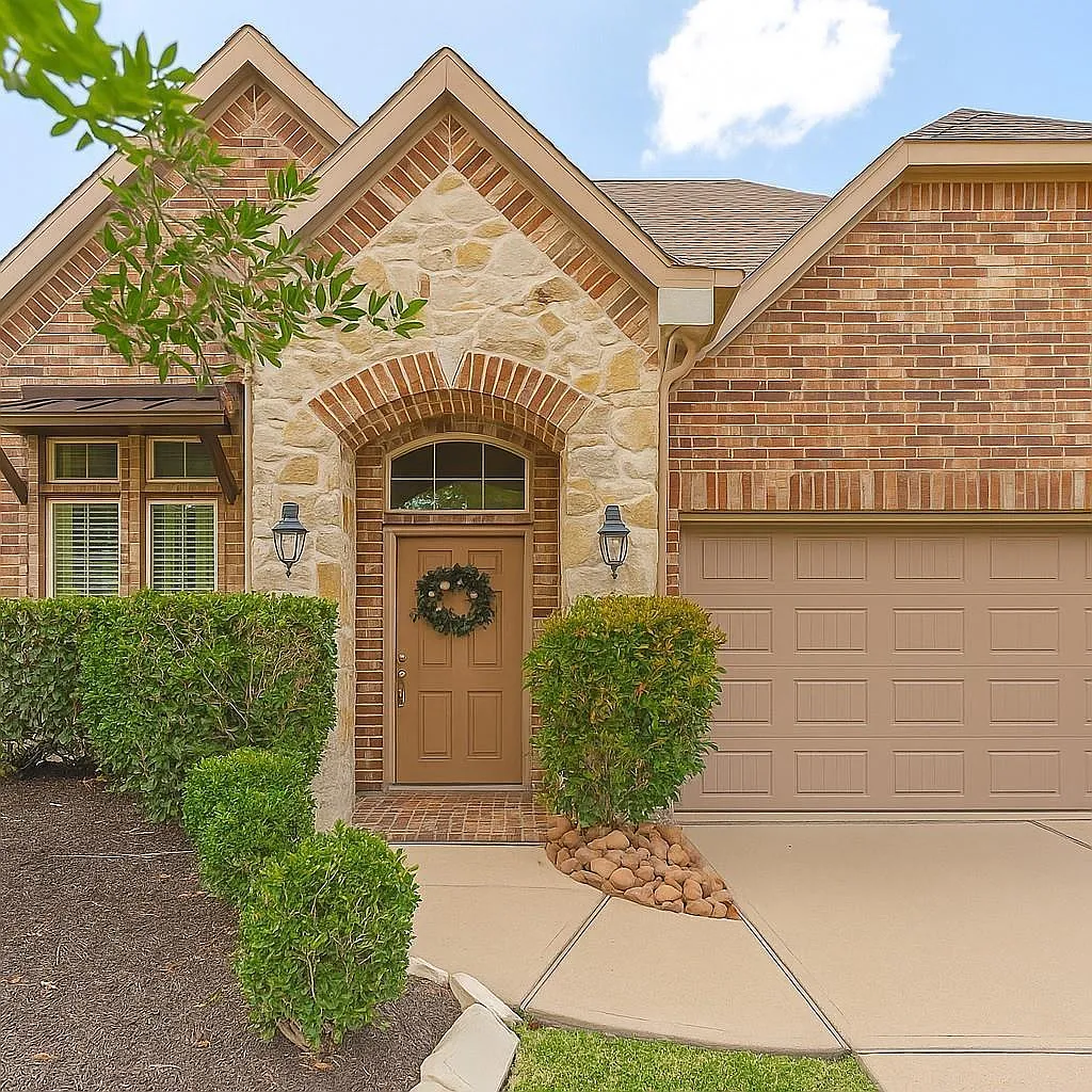 4 bed, 2.0 bath, 2007 sqft, $2,450 — Photo 1