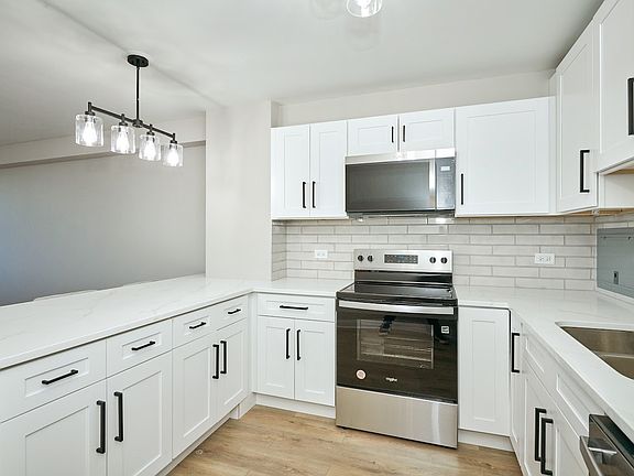4th image of 555 W Cornelia Ave APT 1201