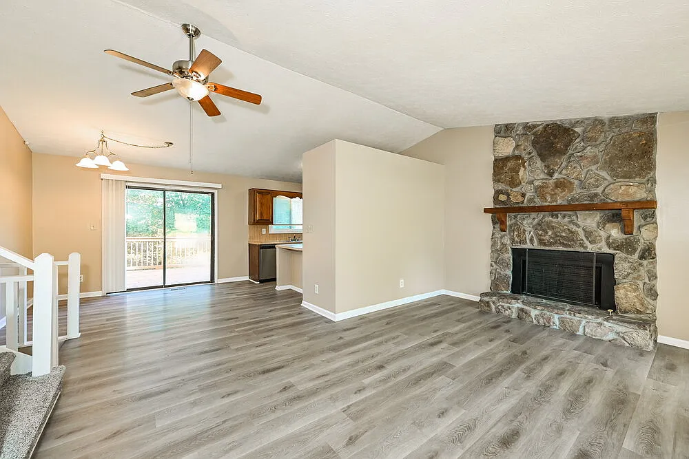 3 bed, 2.0 bath, 1624 sqft, $1,845 — Photo 4