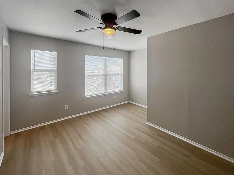 2325 Kingsway Dr — Photo 5