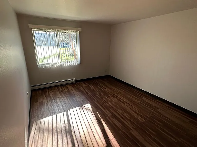 Plaza IV Apartments in St. Francis. — Photo 8