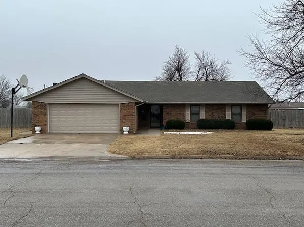 920 Crow St, Vici, OK 73859