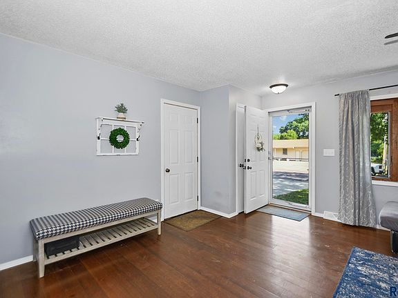 3rd image of 5905 W Essex Dr