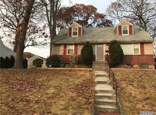 15 Leech Cir N, Glen Cove, NY 11542