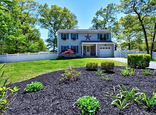 5 Mount Oak Pl, Ridge, NY 11961