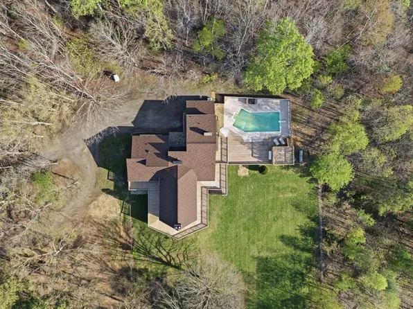 853 Caler Rd, Brasstown, NC 28902