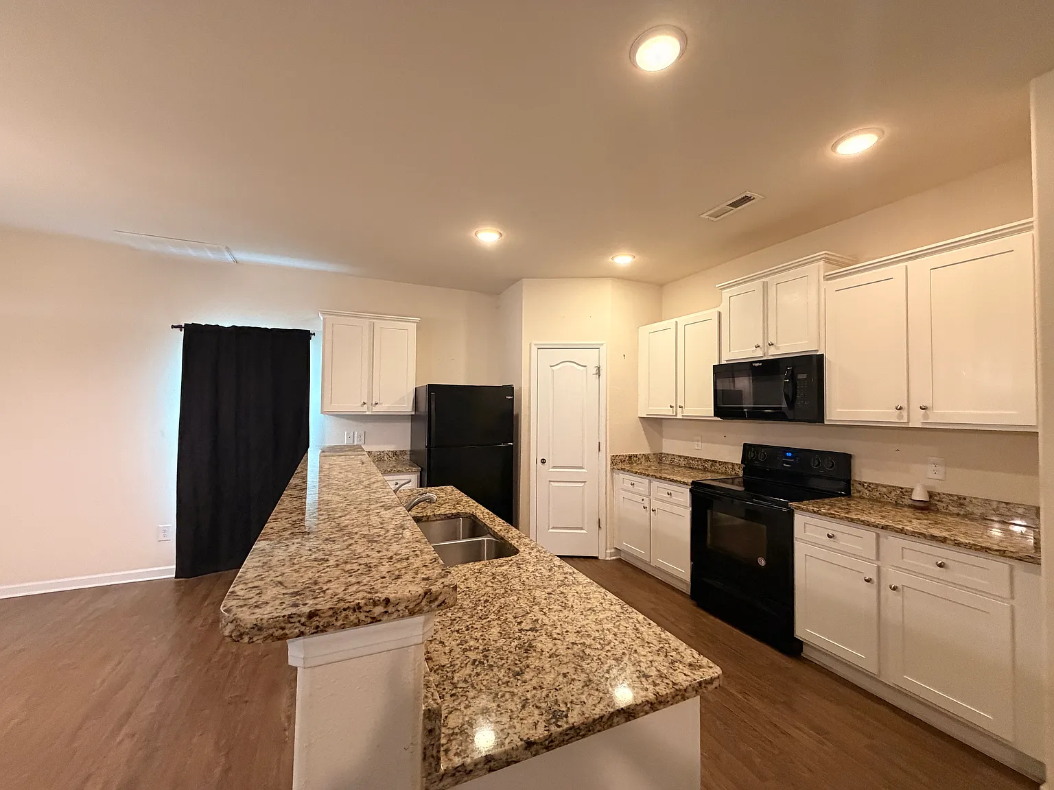4 bed, 2000 sqft, $1,999 — Photo 4