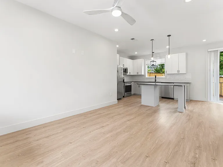 323 Wilkins St — Photo 4
