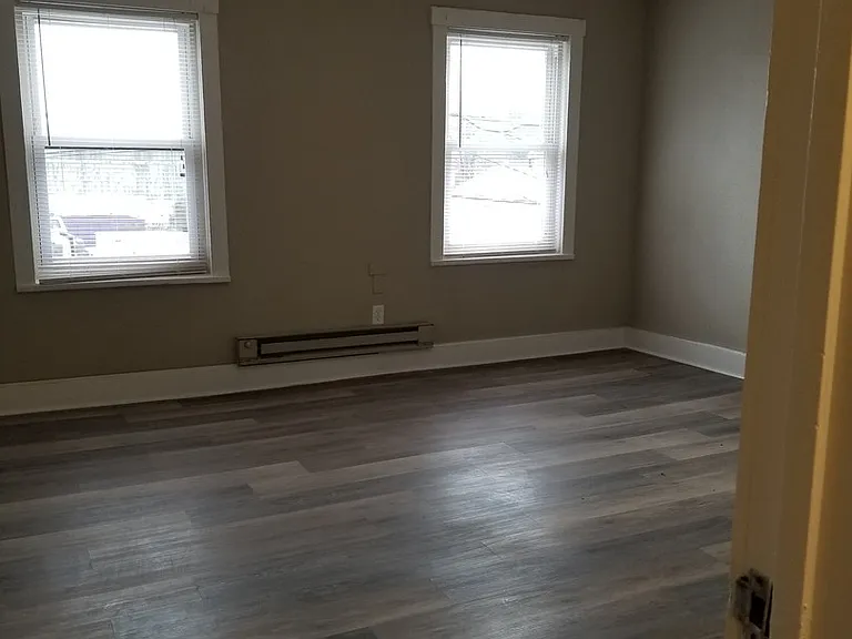 426 10th St W — Photo 5