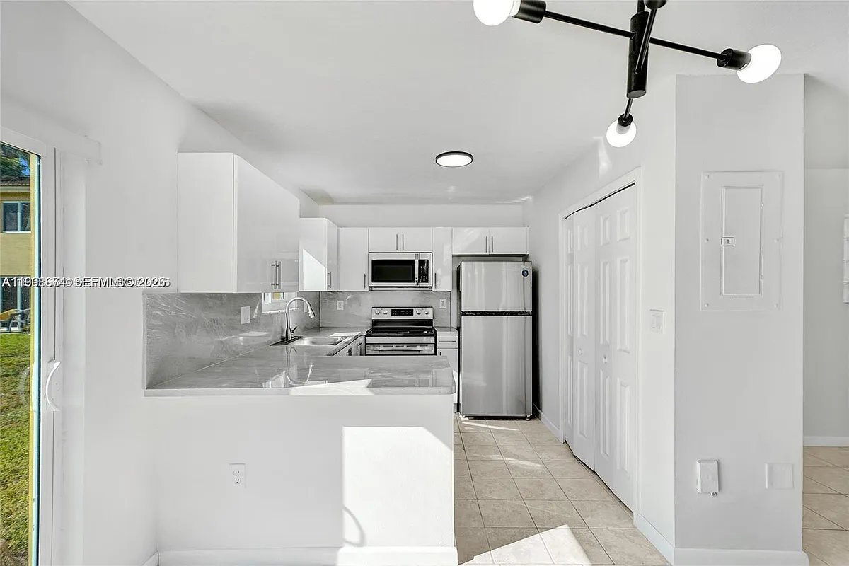 Building Photo - 3398 NE 9th Dr #104
