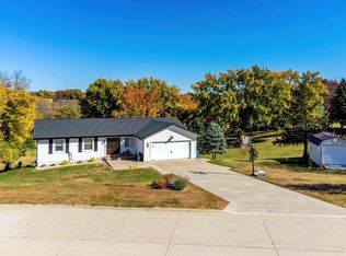 656 Sycamore Dr, Leclaire, IA 52753