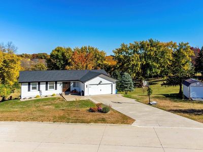 656 Sycamore Dr, Leclaire, IA, 52753