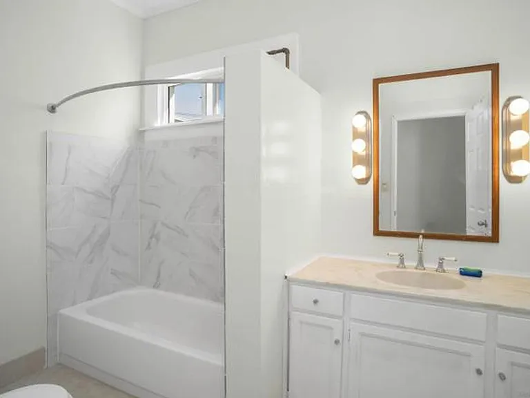 2438 Commercial St — Photo 15