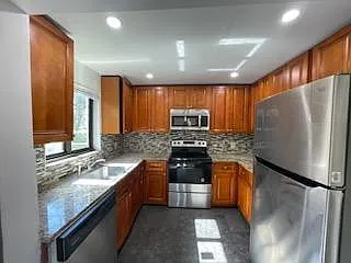 2 bed, 2.0 bath, 915 sqft, $2,050 — Photo 2