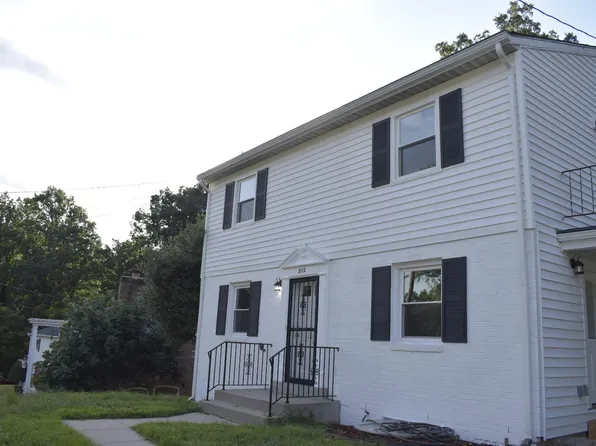 2112 Patrick St, Woodbridge, VA 22191