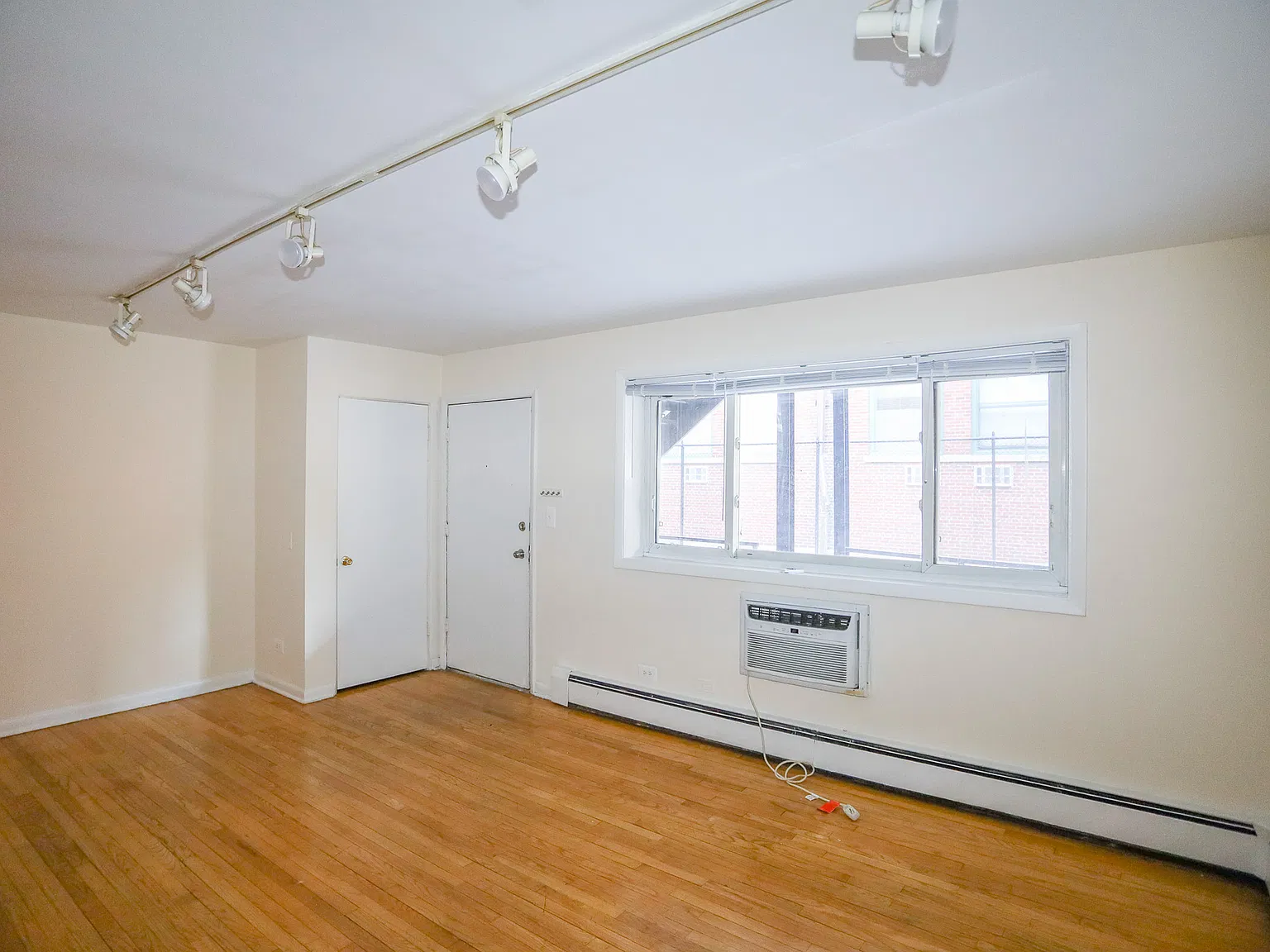 528 W Wellington Ave — Photo 1