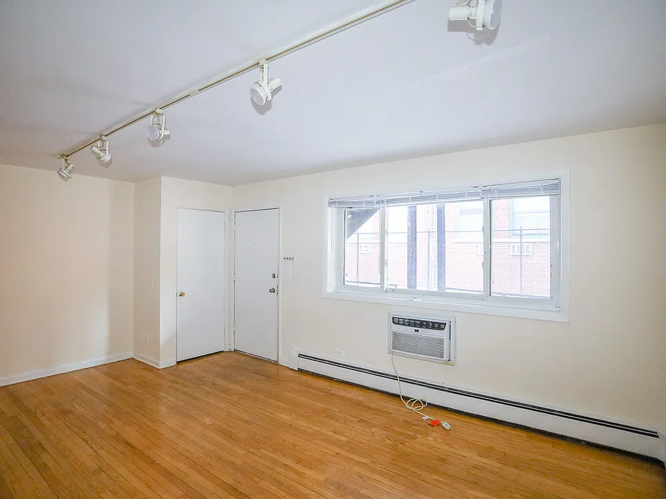 528 W Wellington Ave #103