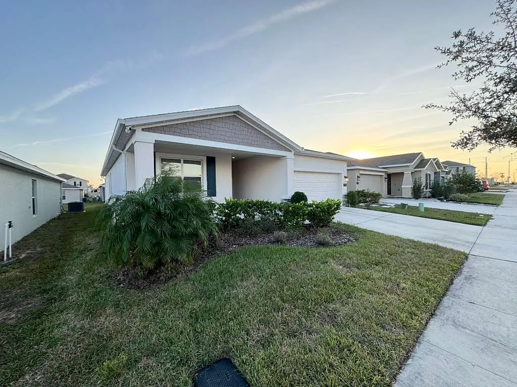 4 bed, 1725 sqft, $2,299 — Photo 3
