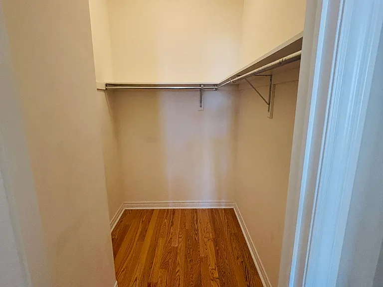 676 Baldwin Cres — Photo 15