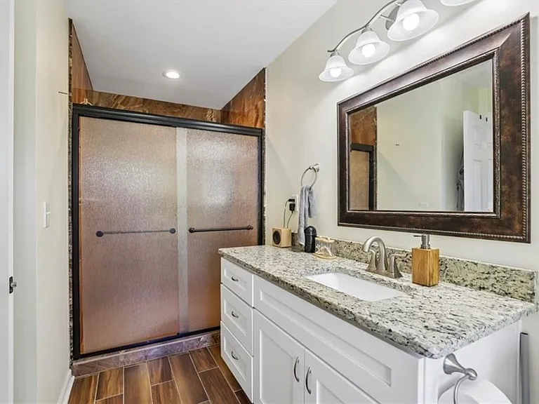 744 Garibaldi St SW — Photo 11
