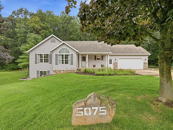 3rd image of 5075 Bonasa Dr NE