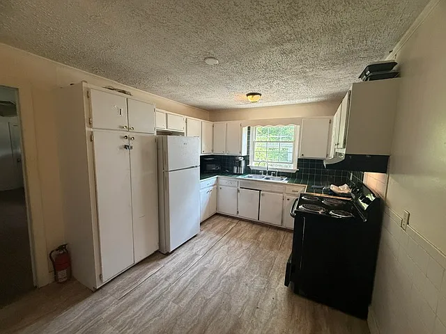 822 Holt Ave — Photo 7
