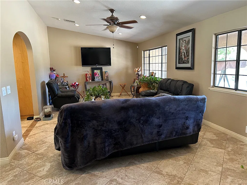 4 bed, 2190 sqft, $4,500 — Photo 3