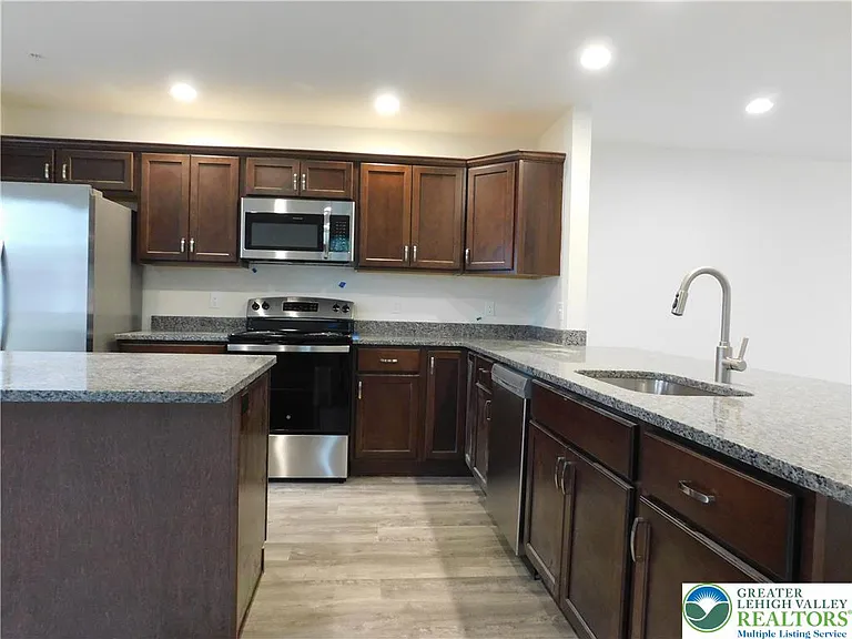 1549 Burkhardt St #C — Photo 4