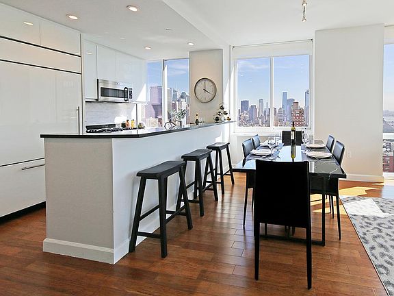 4th image of 175 W 60th St #41D