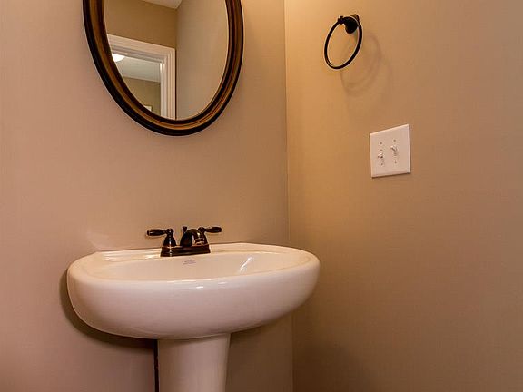 4th image of 100 Rossview Pl