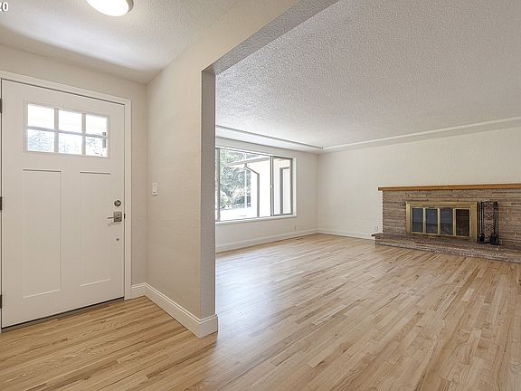 5th image of 1073 SE 37th Ave