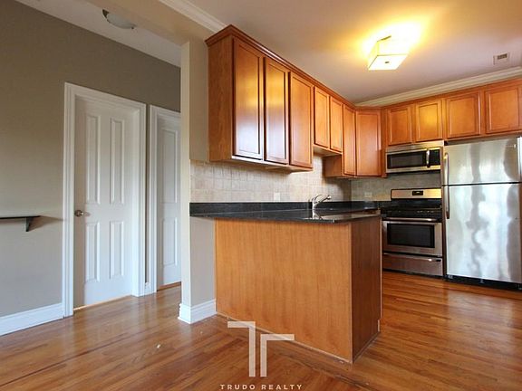 2nd image of 1218 W Waveland Ave